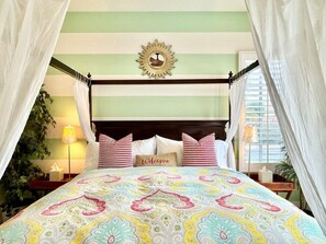 2 chambres, bureau, fer et planche à repasser, lit de bébé portatif