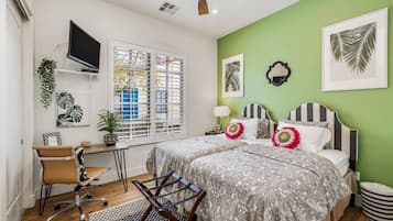 2 habitaciones, escritorio y tabla de planchar con plancha