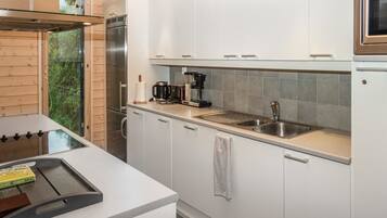 Fridge, microwave, dishwasher, cookware/dishes/utensils