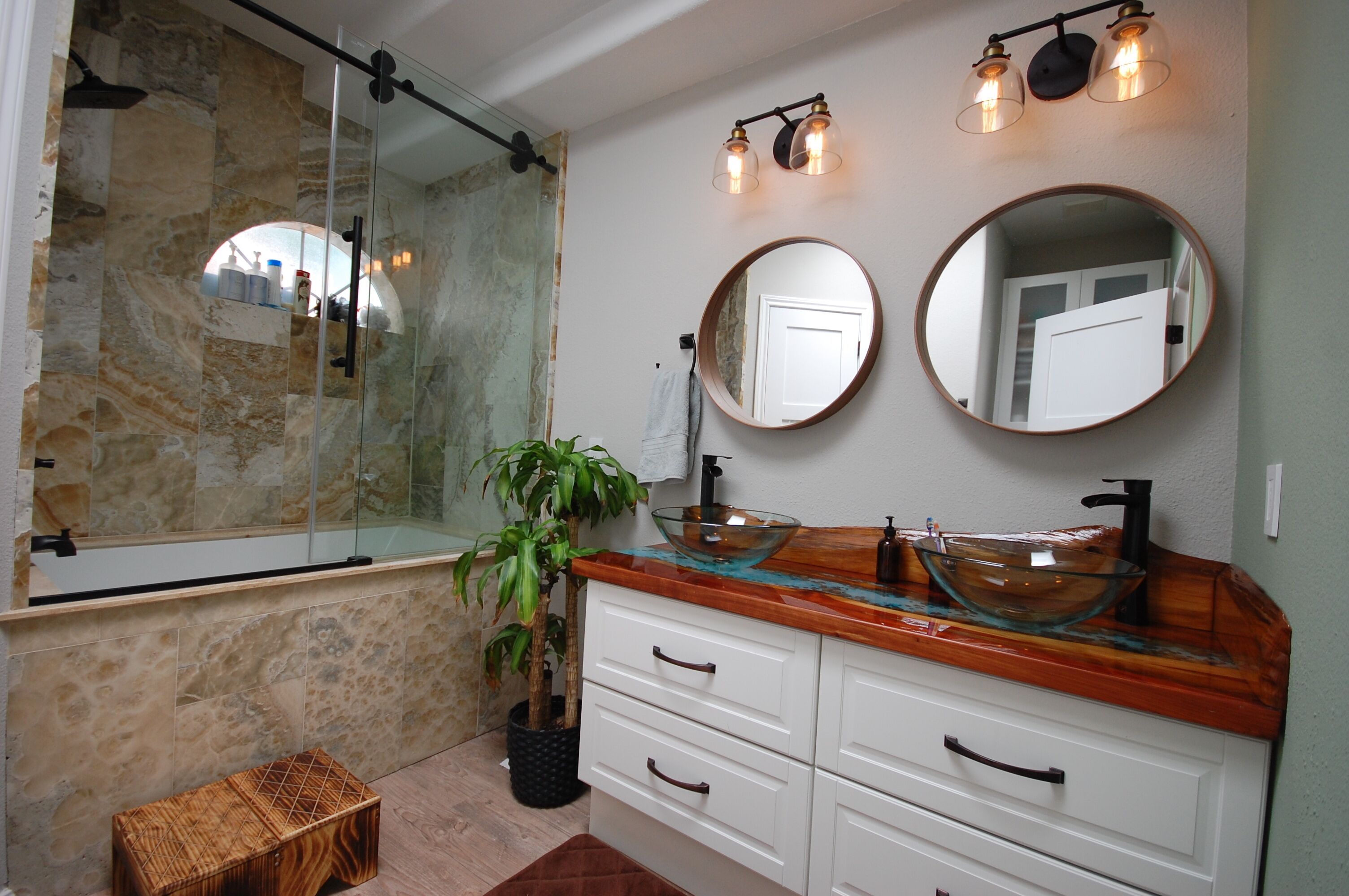 Pet-friendly house near forest, fully-stocked kitchen & Unique Remodel