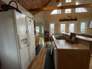 Fridge, microwave, oven, stovetop - Cozy, 2/2 surrounded by trees and mountains (Ellijay)