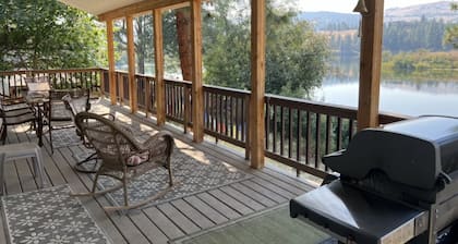 Charming Waterfront Pine Cabin on Curlew Lake