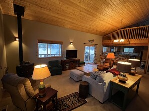 Fernseher, Kamin, DVD-Player, Streaming-Dienste