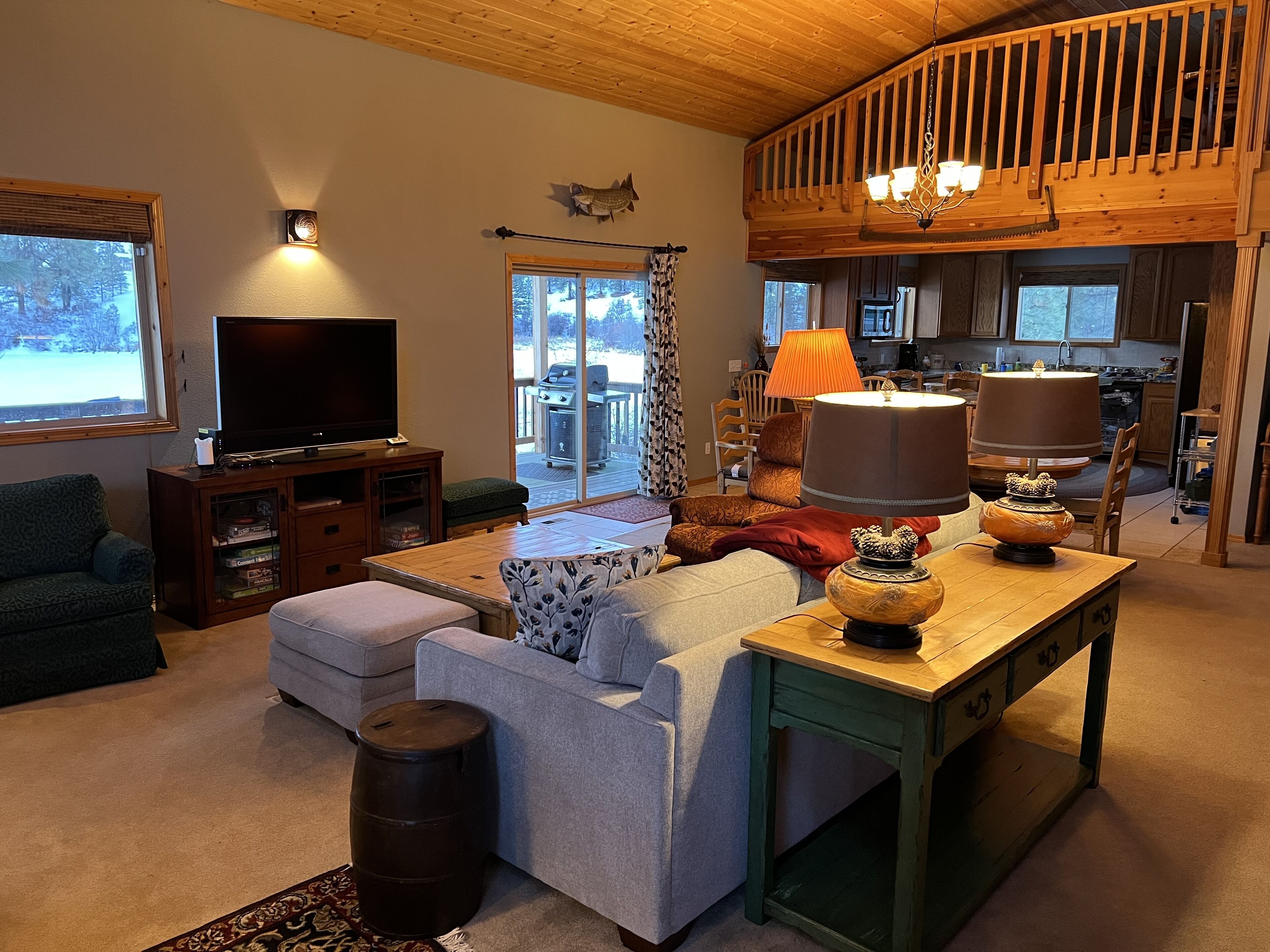 Televisie, een open haard, een dvd-speler en streamingdiensten