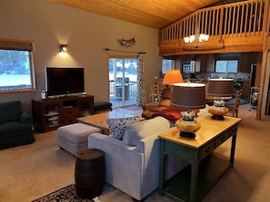 Fernseher, Kamin, DVD-Player, Streaming-Dienste