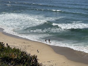 靠近海滩、沙滩椅、沙滩毛巾