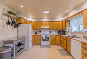 Fridge, microwave, oven, stovetop - Cozy modern 2BR w/ workspace near Main St (Montrose)