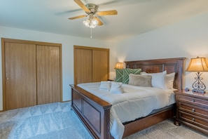 2 bedrooms, iron/ironing board, travel cot, free WiFi - Cozy modern 2BR w/ workspace near Main St (Montrose)