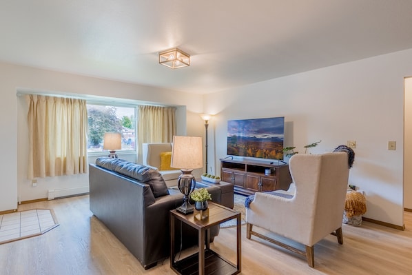 TV, offices - Cozy modern 2BR w/ workspace near Main St (Montrose)