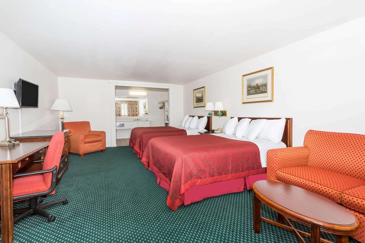 2 Queen Beds, Suite, Non-Smoking