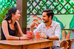 Outdoor dining - Hotel Brisas Marinas (Santa Marta)