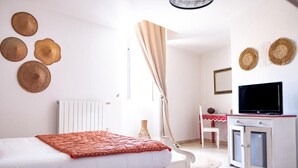 A bedroom with a bed, a TV, a desk, and a chair. - La Bastide De Cabezac (Bize-Minervois)