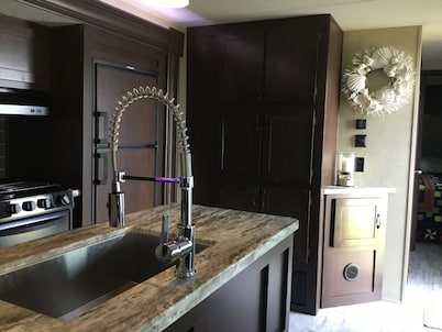 Pet friendly travel trailer 5 steps from waters edge on Lake Superior!
