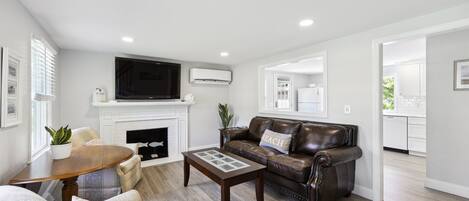 Smart TV, libros y estéreo