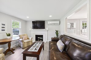 TV connectée, livres, chaîne hi-fi