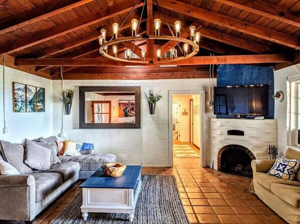 Televisión y chimenea