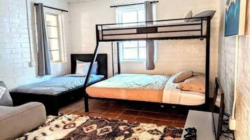 5 bedrooms, WiFi, bed sheets