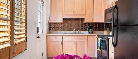 Jääkaappi, mikroaaltouuni, uuni, liesi