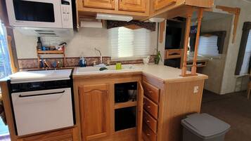 KylskÄp, mikrovÄgsugn, ugn och spishÀll