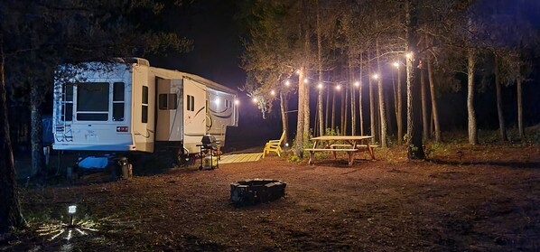 Outdoor dining - Camping minutes from Grand Beach, ATV/UTV trails and onsite Festivals and Events (Grand Beach)