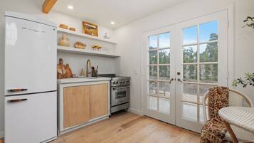 Fridge, oven, stovetop, coffee/tea maker