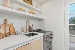 Fridge, oven, stovetop, coffee/tea maker