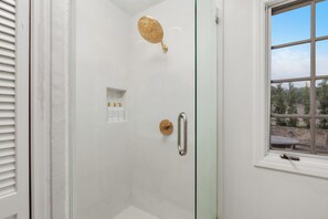 Chuveiro, secador de cabelo, toalhas de banho, sabonete
