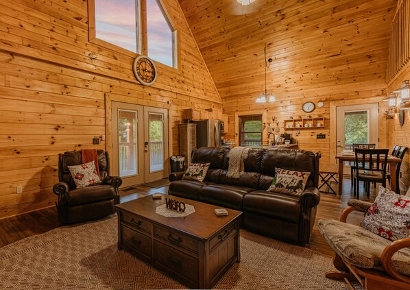 Smart-TV, Kamin, Tischtennisplatte, Bücher