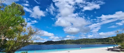 Playa en los alrededores y toallas de playa