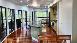 Una cocina moderna con una isla central, ventanas amplias y vistas al exterior.