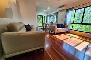 Fernseher, DVD-Player, Bücher, Videothek