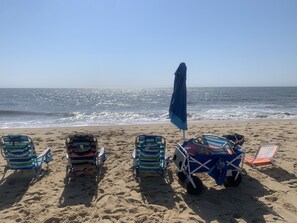 Una spiaggia nelle vicinanze, lettini da mare