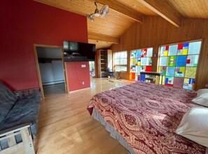 4 bedrooms, desk, iron/ironing board, free WiFi