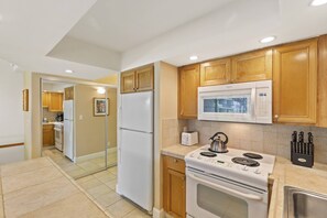 Frigorífico, microondas, horno y placa de cocina