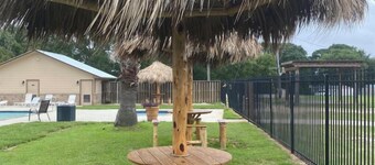 Awesome Tiny house on Lake Conroe steps from the Lake 