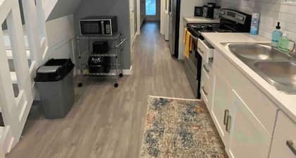 Awesome Tiny house on Lake Conroe steps from the Lake