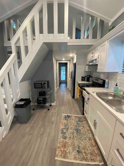 Awesome Tiny house on Lake Conroe steps from the Lake 