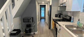 Awesome Tiny house on Lake Conroe steps from the Lake