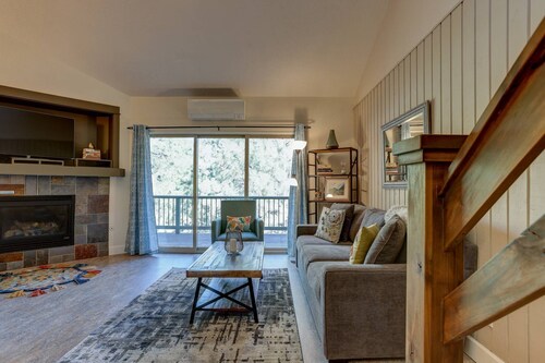 Updated Mt Bachelor Villiage Condo, Pool, Hot Tub, Private Deck, BBQ, River Trails, 20 Min to Lift