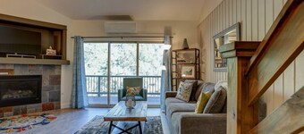 Updated Mt Bachelor Villiage Condo, Pool, Hot Tub, Private Deck, BBQ, River Trails, 20 Min to Lift