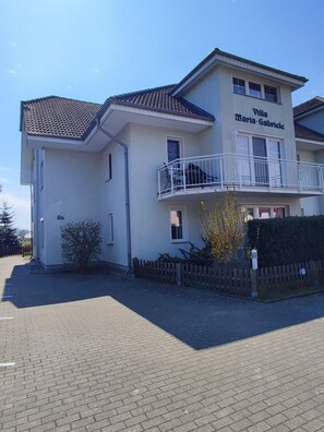 Unclassified image, 2 of 26, button