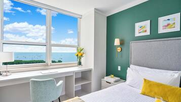 Tabla de planchar con plancha, cuna de viaje, wifi y ropa de cama