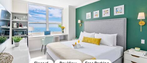 Tabla de planchar con plancha, cuna de viaje, wifi y ropa de cama