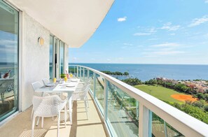 Outdoor dining - Waterfront Balcony Suite - Stunning Grove Views (Miami)