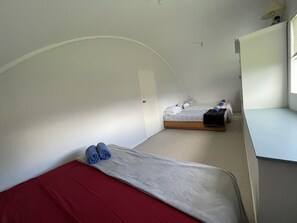 4 bedrooms, travel crib, WiFi, bed sheets - A Corner Spacious Holiday House (Te Kaha)