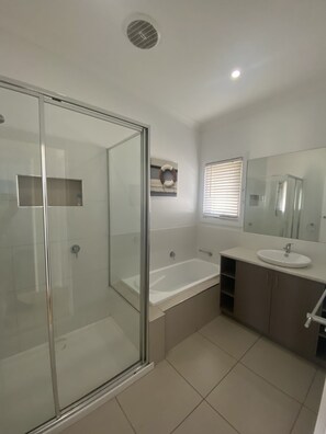 Bathtub, soap, toilet paper - Paradise Beach - Eco, Family, and Pet Friendly House (Paradise Beach)