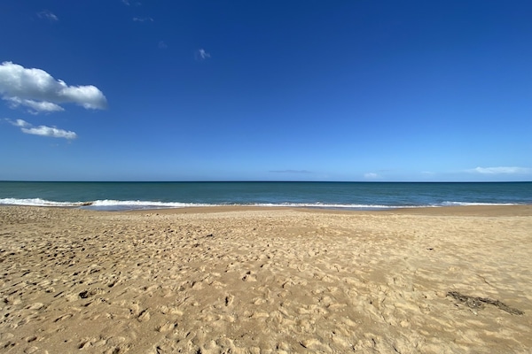 Nära stranden och solstolar