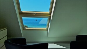 A room with a skylight overlooking a body of water. - 4*house ON THE SEAFRONT WITH AN IMPREGNABLE VIEW of IROISE SEA INTERIOR SPA GR34 (Plouarzel)