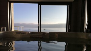 A hot tub with a view of the ocean through large windows. - 4*house ON THE SEAFRONT WITH AN IMPREGNABLE VIEW of IROISE SEA INTERIOR SPA GR34 (Plouarzel)