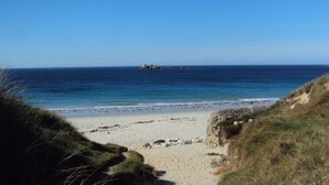 A beach with a clear path leading to the shore, surrounded by grassy dunes. - 4*house ON THE SEAFRONT WITH AN IMPREGNABLE VIEW of IROISE SEA INTERIOR SPA GR34 (Plouarzel)